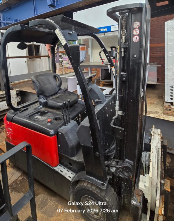 Demag ME 318 Electric Forklift (with Rotating Attachment)